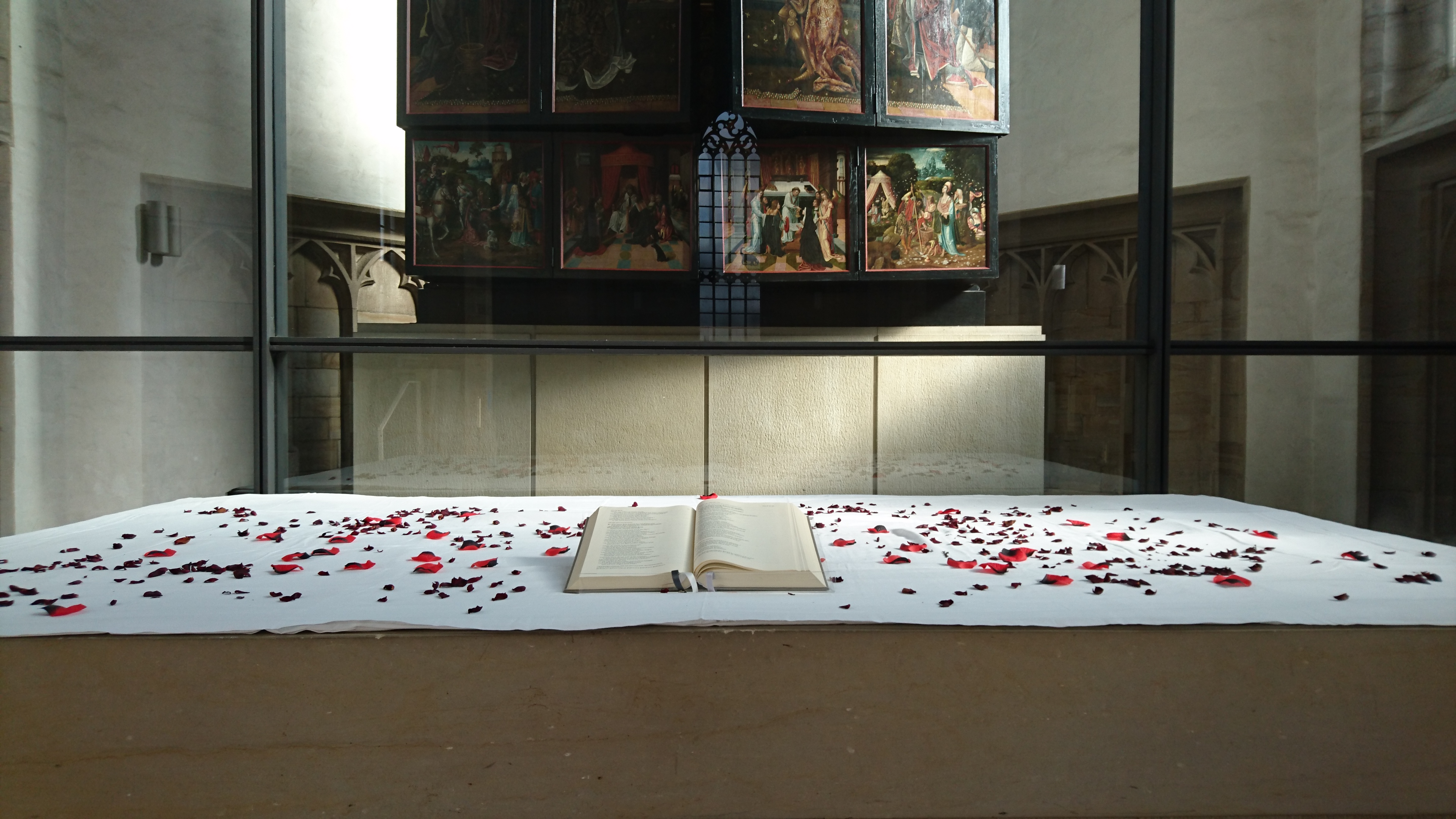 Rote Rosenblätter auf dem Altar